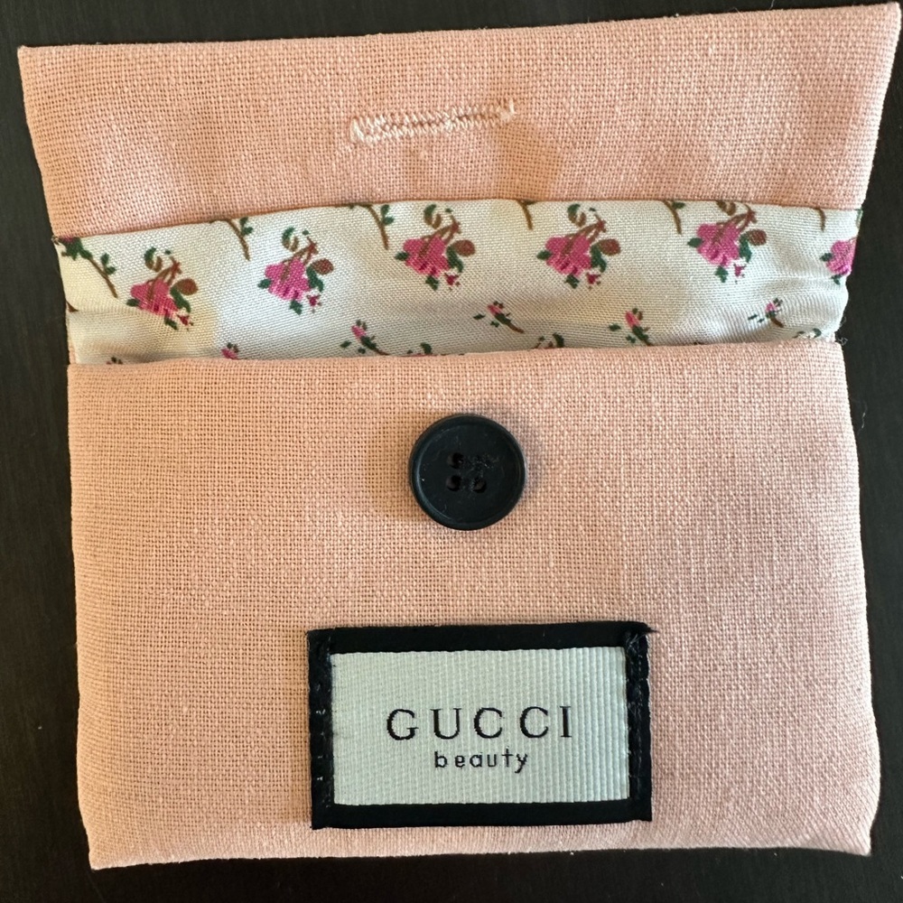 Gucci Beauty Pink Cotton Pouch with Comb – Satin Floral Interior - Picture 6 of 10